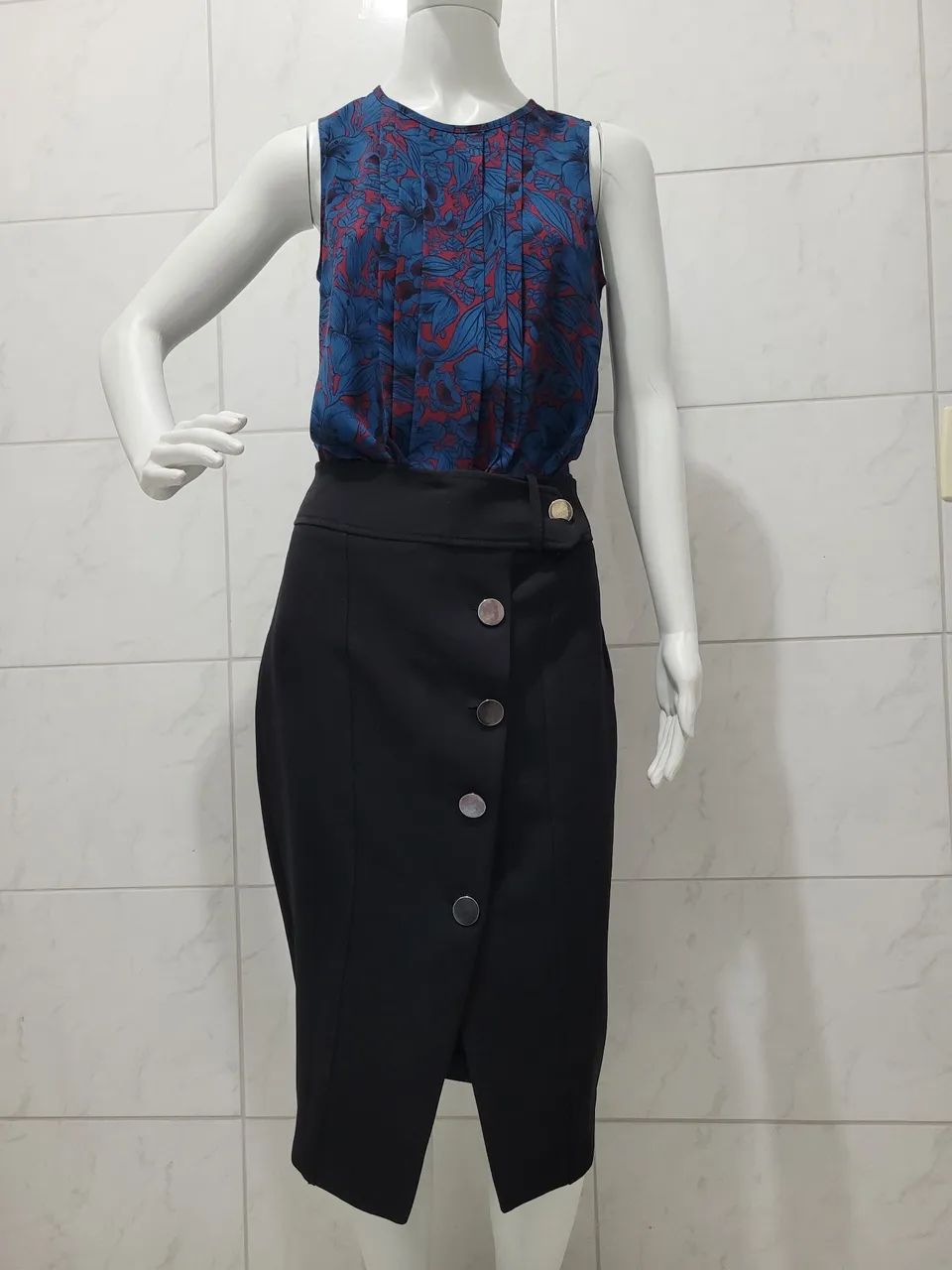 Linda saia preta midi.