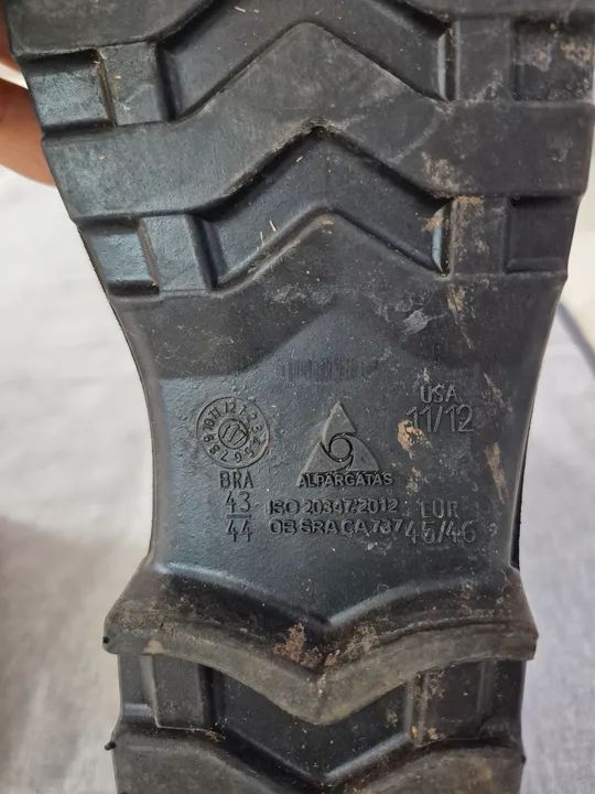 Dois pares de botas, numeração 42 e 37. - Foto 3