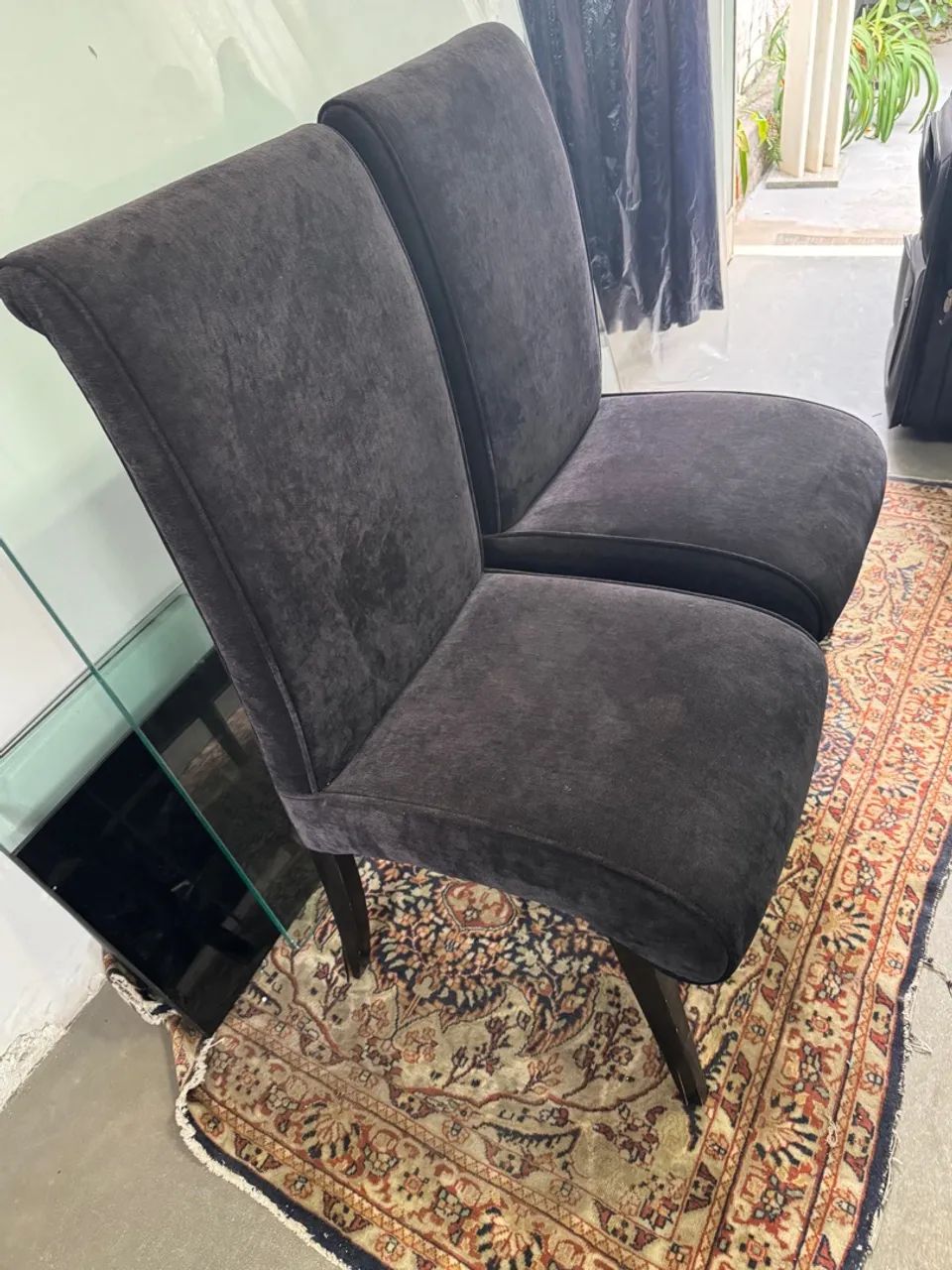 2 Cadeiras de Jantar Estofadas pretas de veludo em ótimo estado - Foto 4