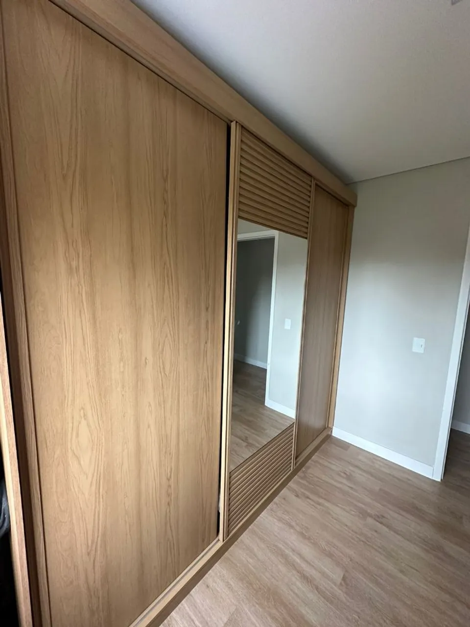 Guarda-Roupa Moderno Amadeirado