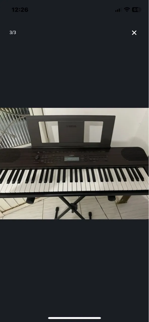 Teclado Yamaha com suporte