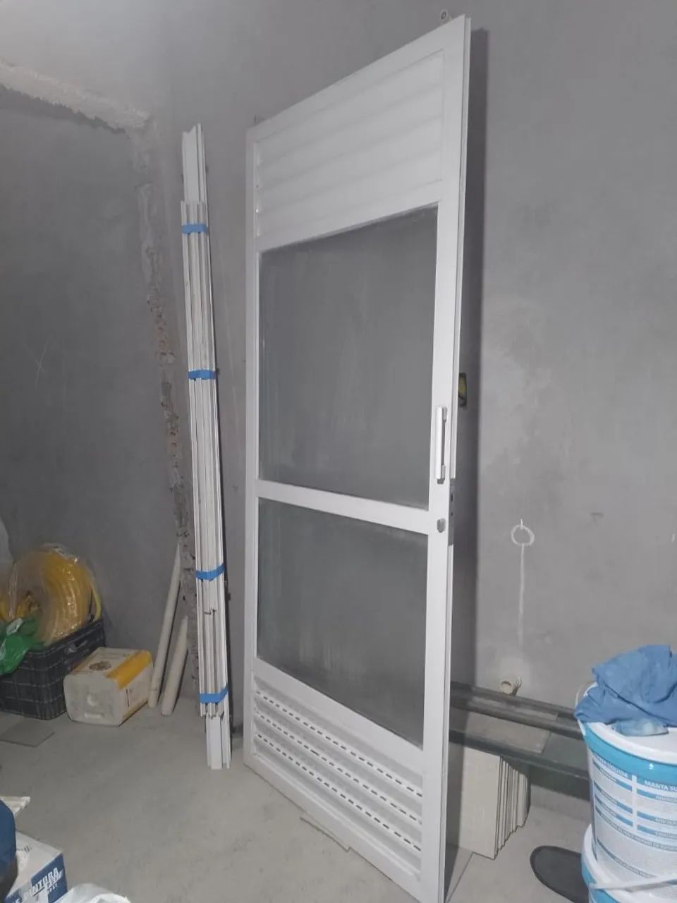 Vendo porta de alumínio . Tamanho 90 de largura por 2,13de comprimento 