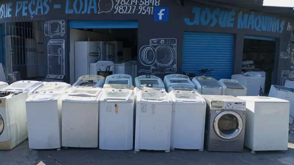 Vendo máquina e gabinetes usados com defeito