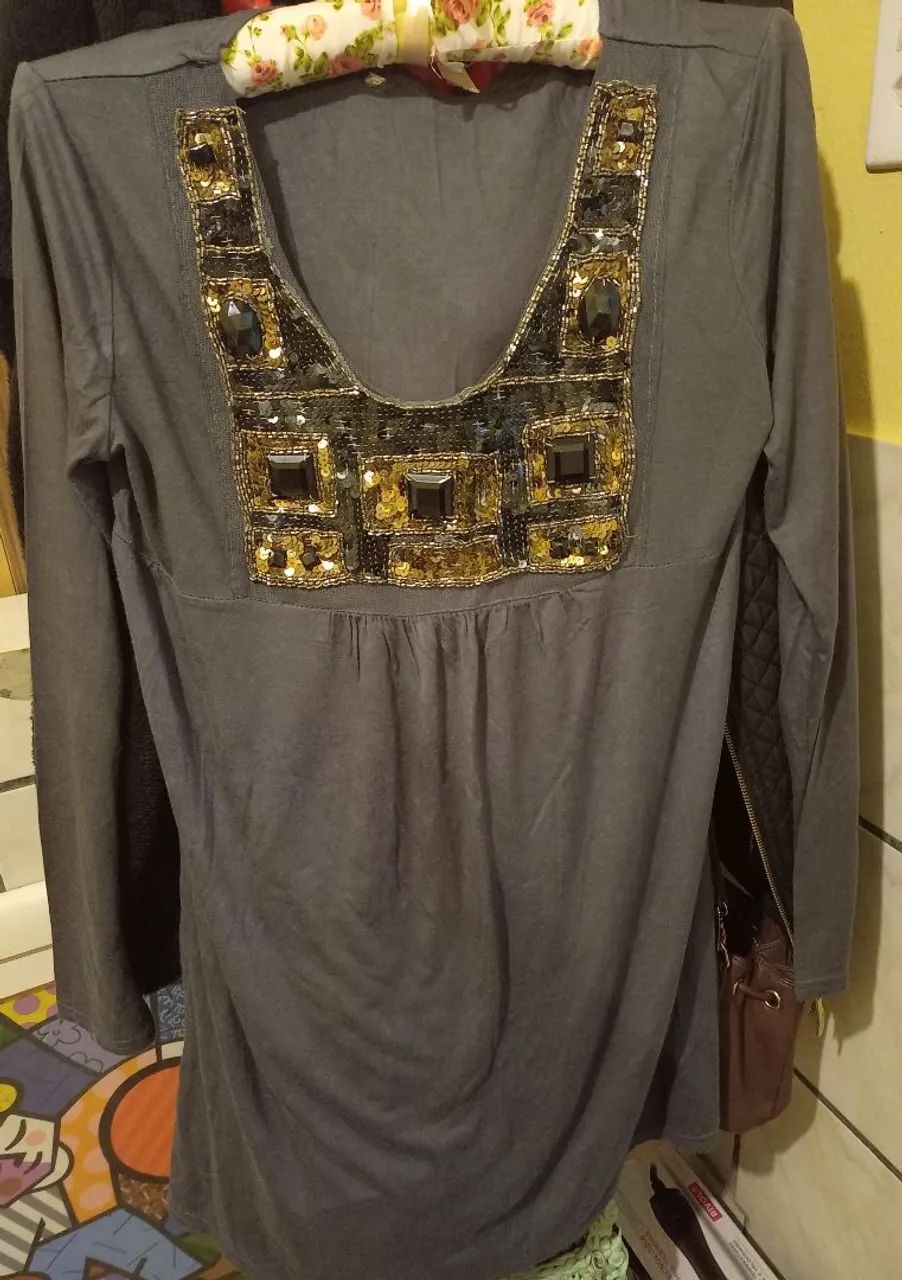 Sobrelegue ou vestido com pedrarias