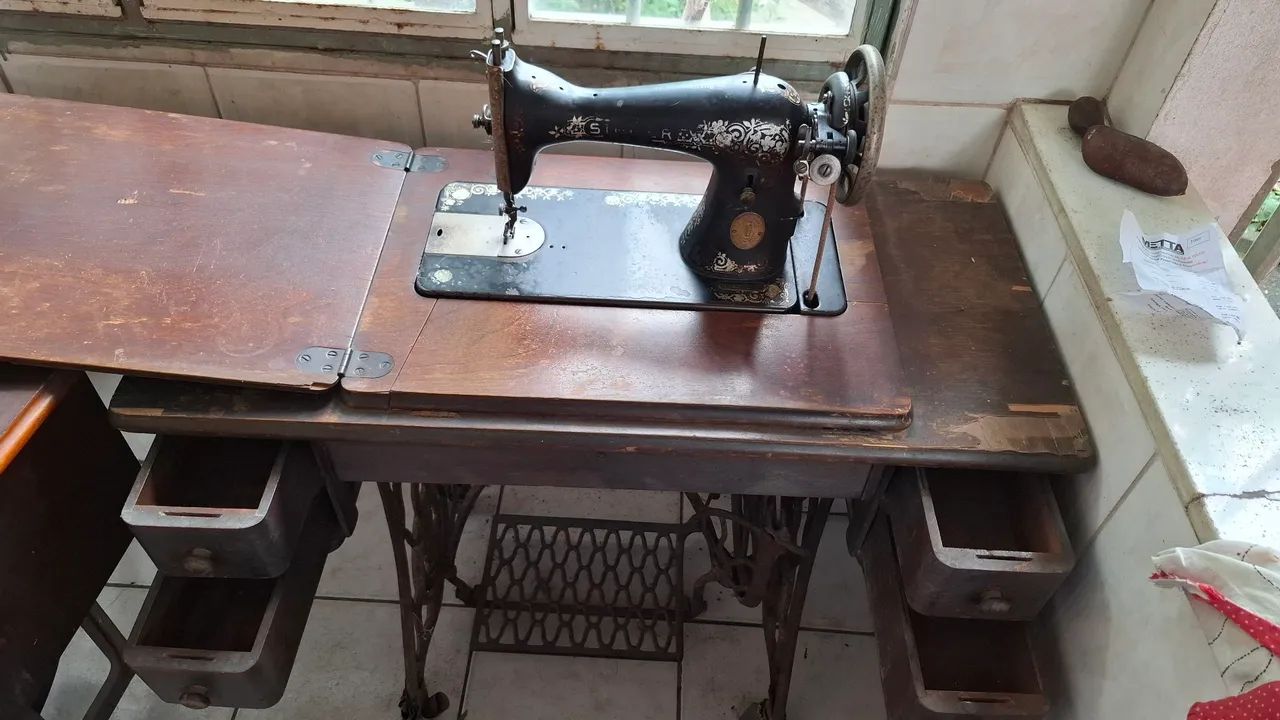 Máquina de costura Singer antiga - Foto 5