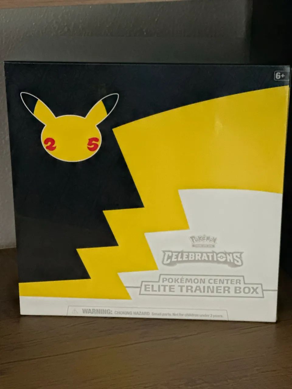 Celebrations 25 anos Pokémon Center Elite Trainer Box