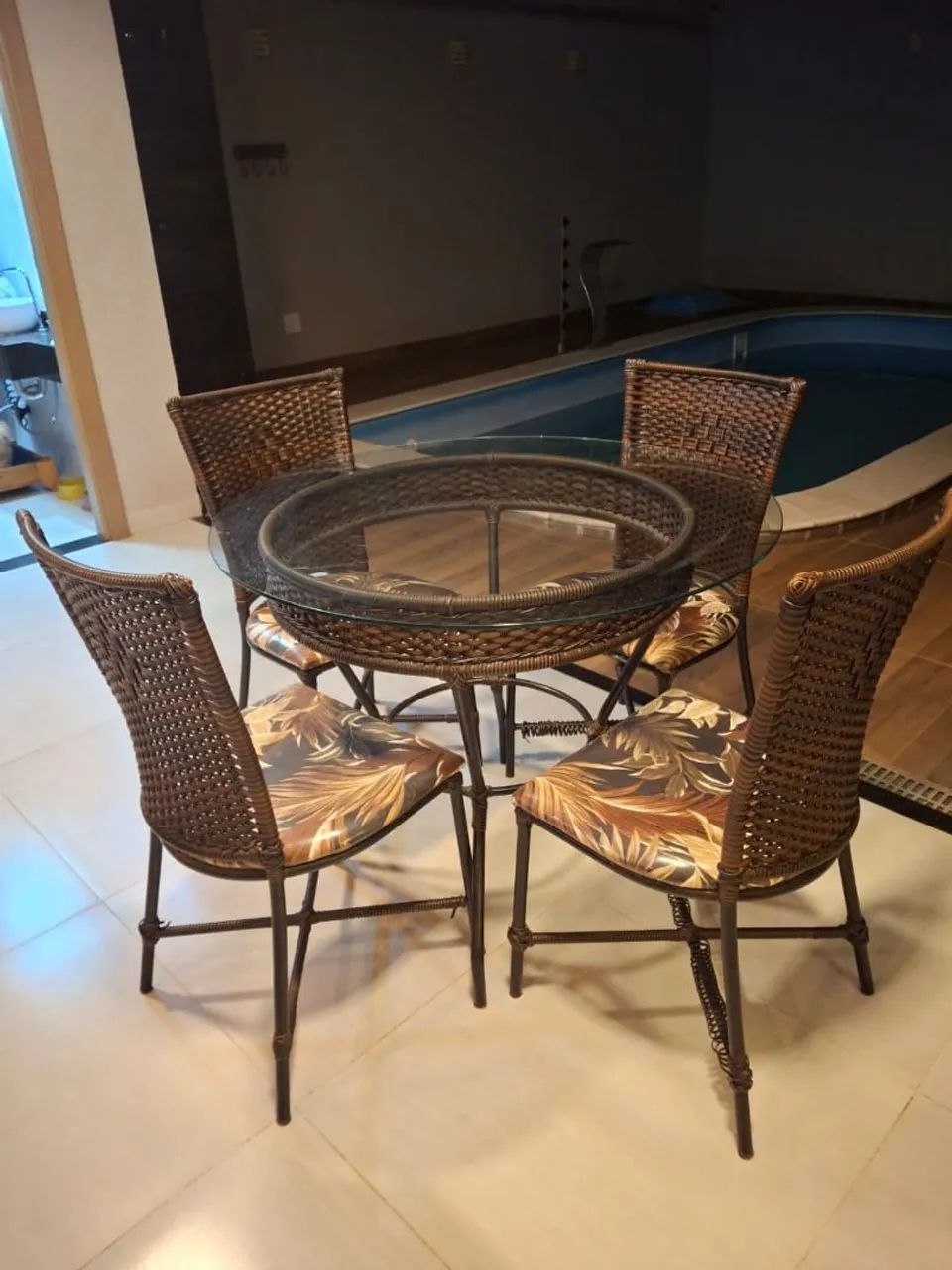 Vendo mesa redonda com 4 cadeiras 