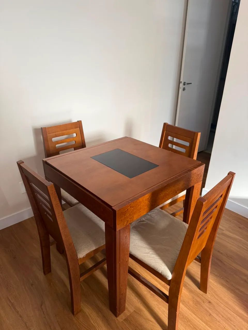 Mesa de jantar de madeira expansível com 4 cadeiras  - Foto 3