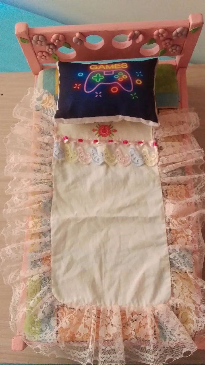 Cama de madeira para bonecas - Foto 4