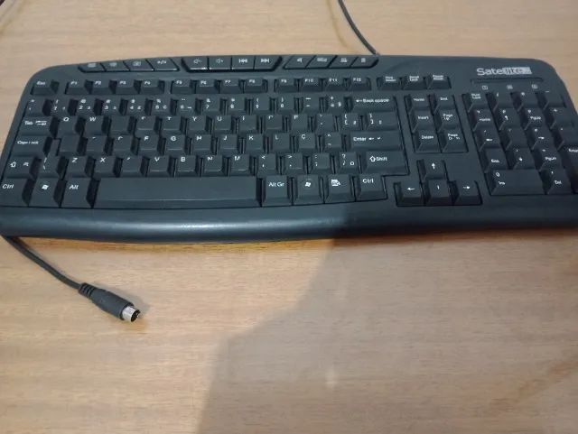 Vendo vários teclados e um mouse - Foto 4