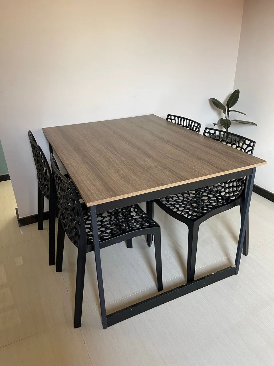 Mesa de jantar com 4 cadeiras 