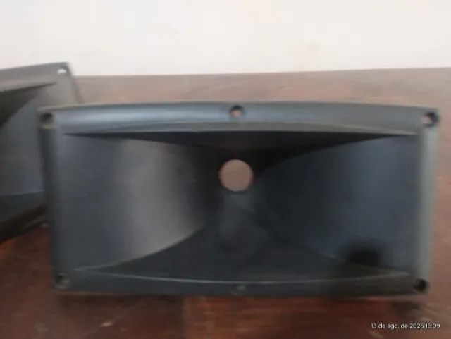2 cornetas e 2 dutos de plástico