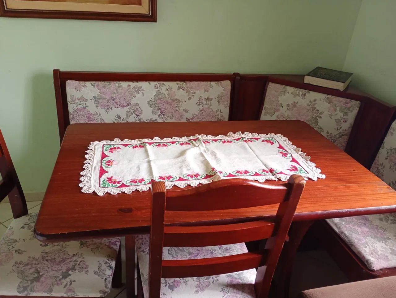 Mesa de jantar com duas cadeiras e um banco em L