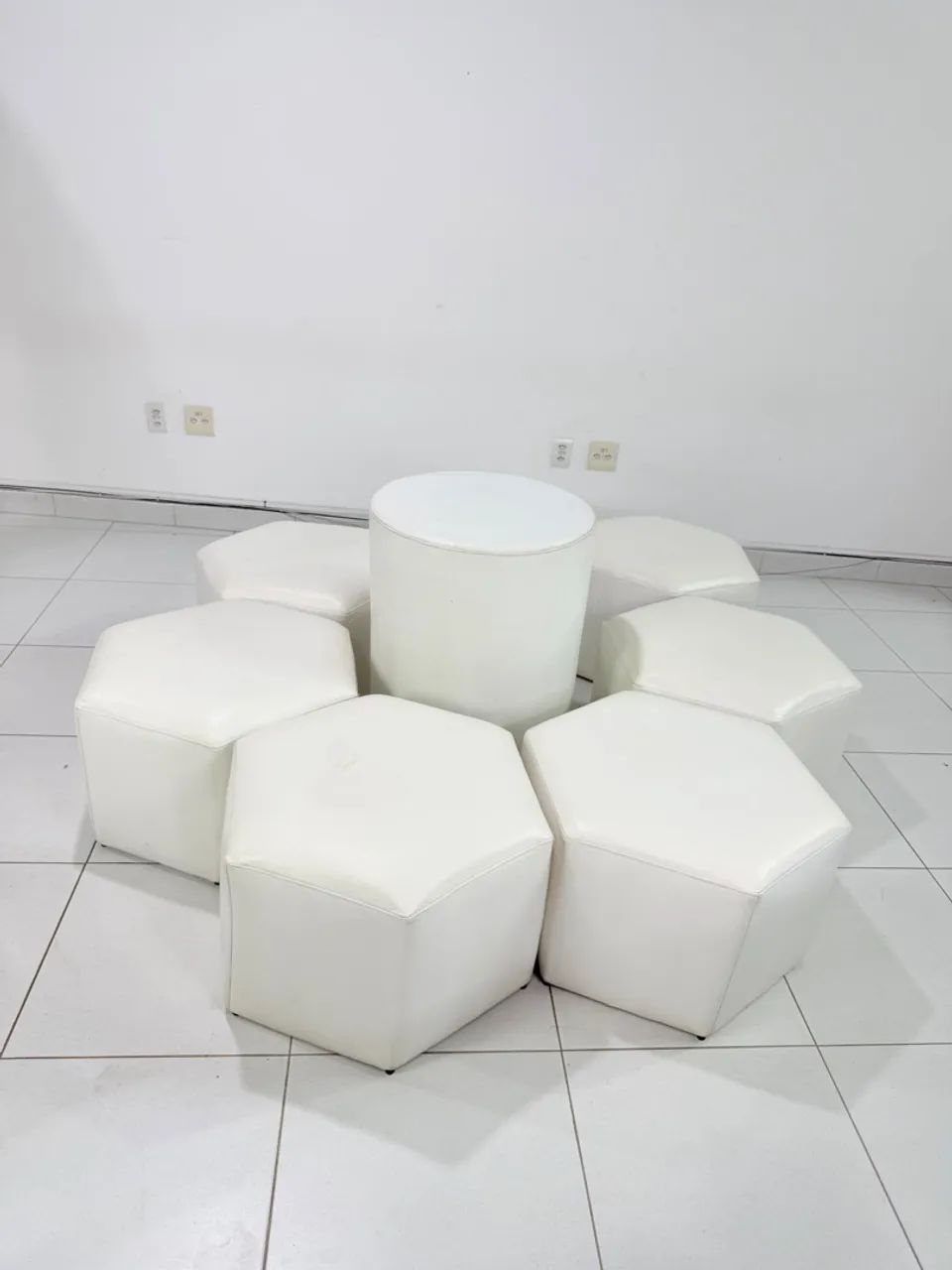 Ilha - jogo de puff branco - 7puffs e 1puff de centro.