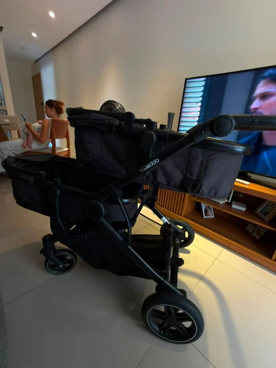 Carrinho de bebe pra gêmeos e bebê conforto 