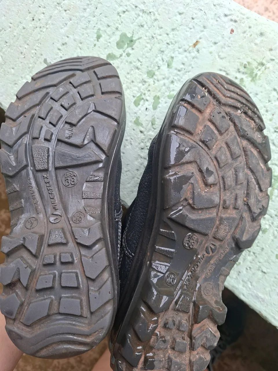 Bota 38 e 42 preço pras duas - Foto 3