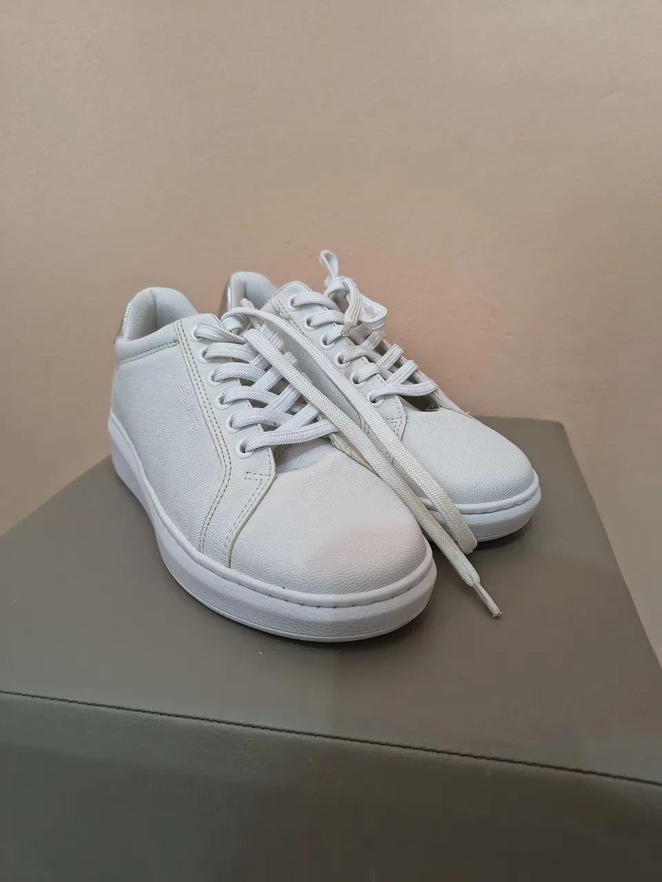 Tênis branco da marca levis  - Foto 3