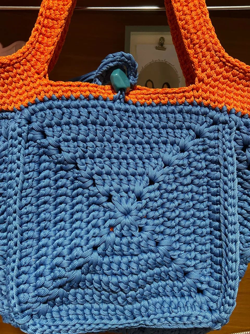 Bolsa de crochê azul e laranja - Foto 3