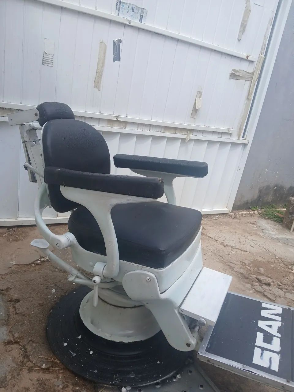 Cadeira  retró para salão em bom estado - Foto 2