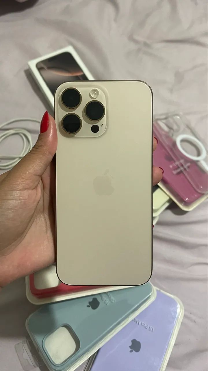 iPhone 16 pro Max dourado 