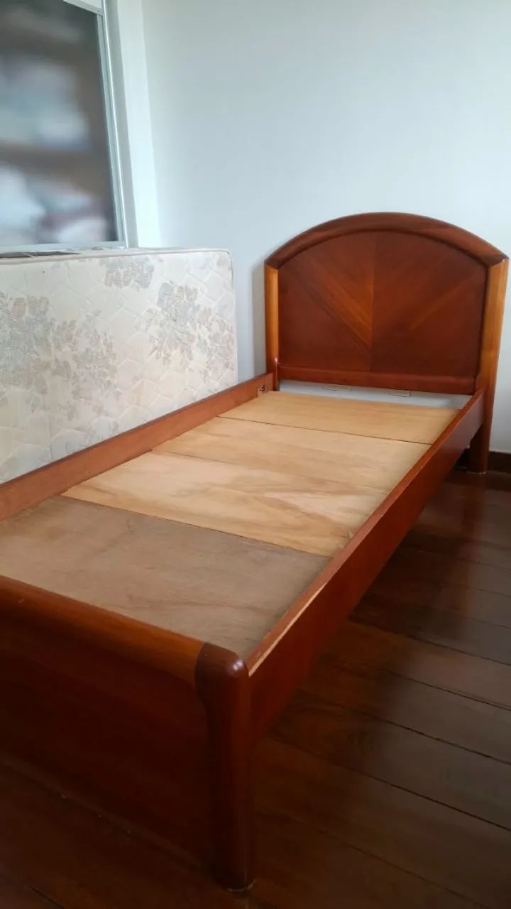 Cama solteiro em madeira mogno conservada - Foto 3