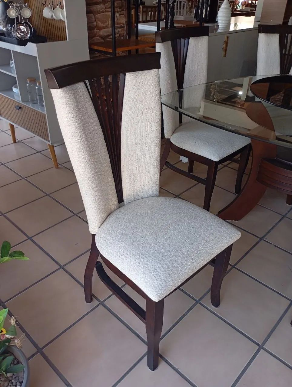 Mesa triangular com 6 cadeiras e tampo de vidro - Foto 3