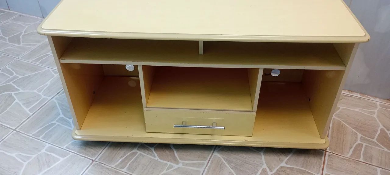 Rack marfim pequeno em bom estado com marca de uso
