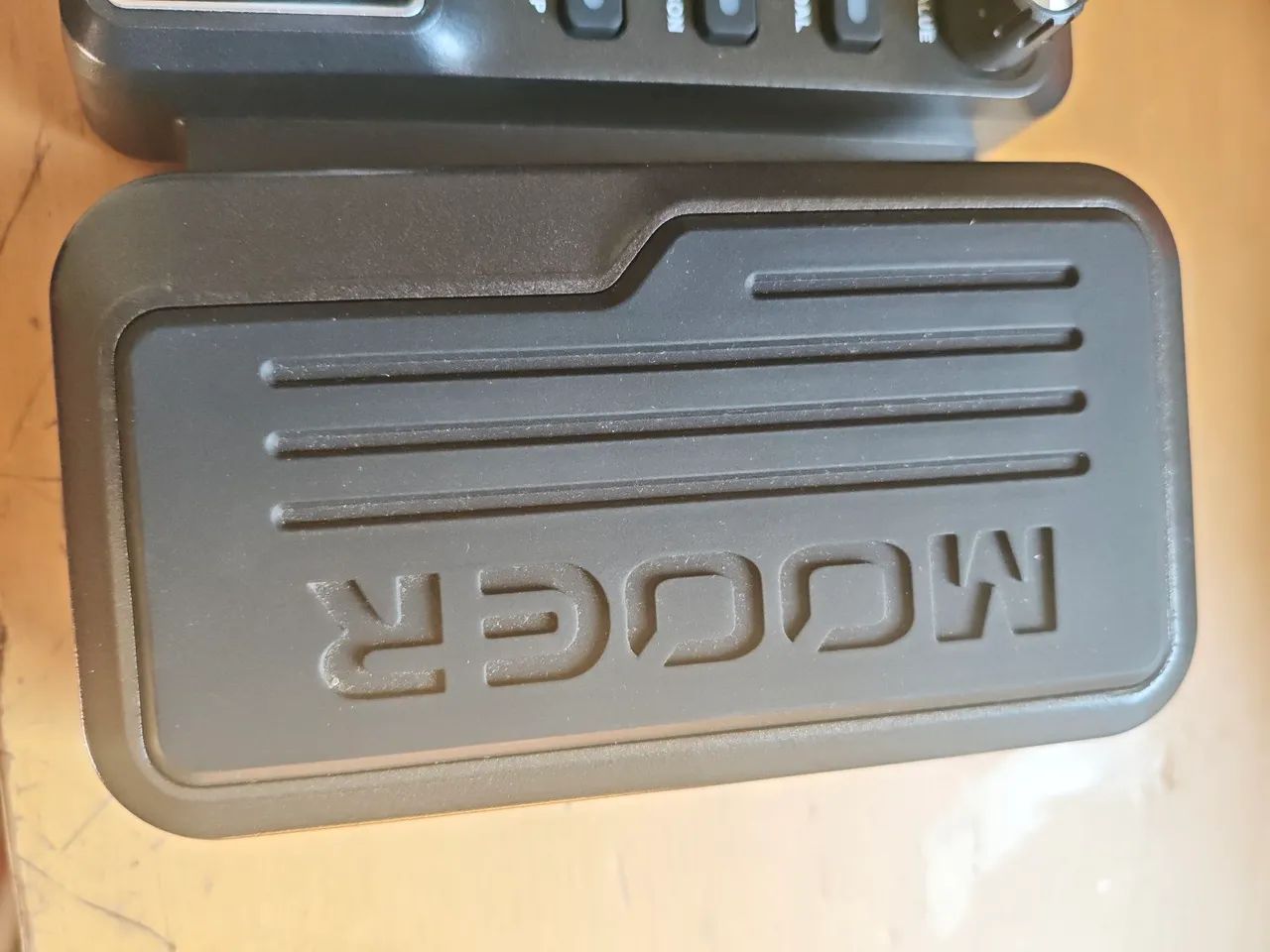 Pedaleira mooer ge100 com pedal de expressão com caixa. 160 patchs, 66 efeitos - Foto 5