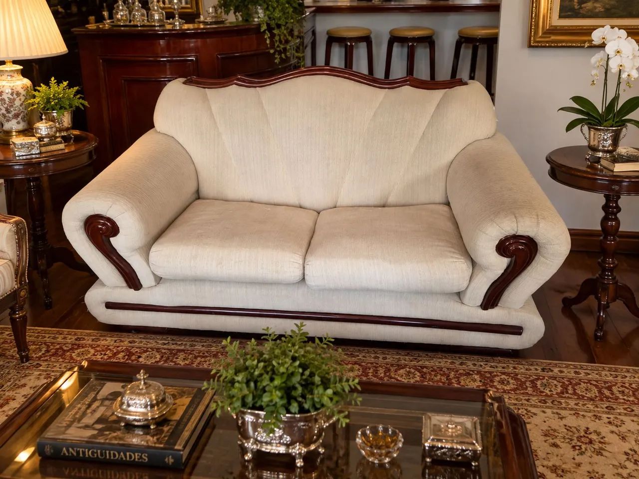 CONJUNTO DE SOFÁS CLÁSSICOS COM DETALHES EM MADEIRA MOGNO - 2 E 3 LUGARES - Foto 3