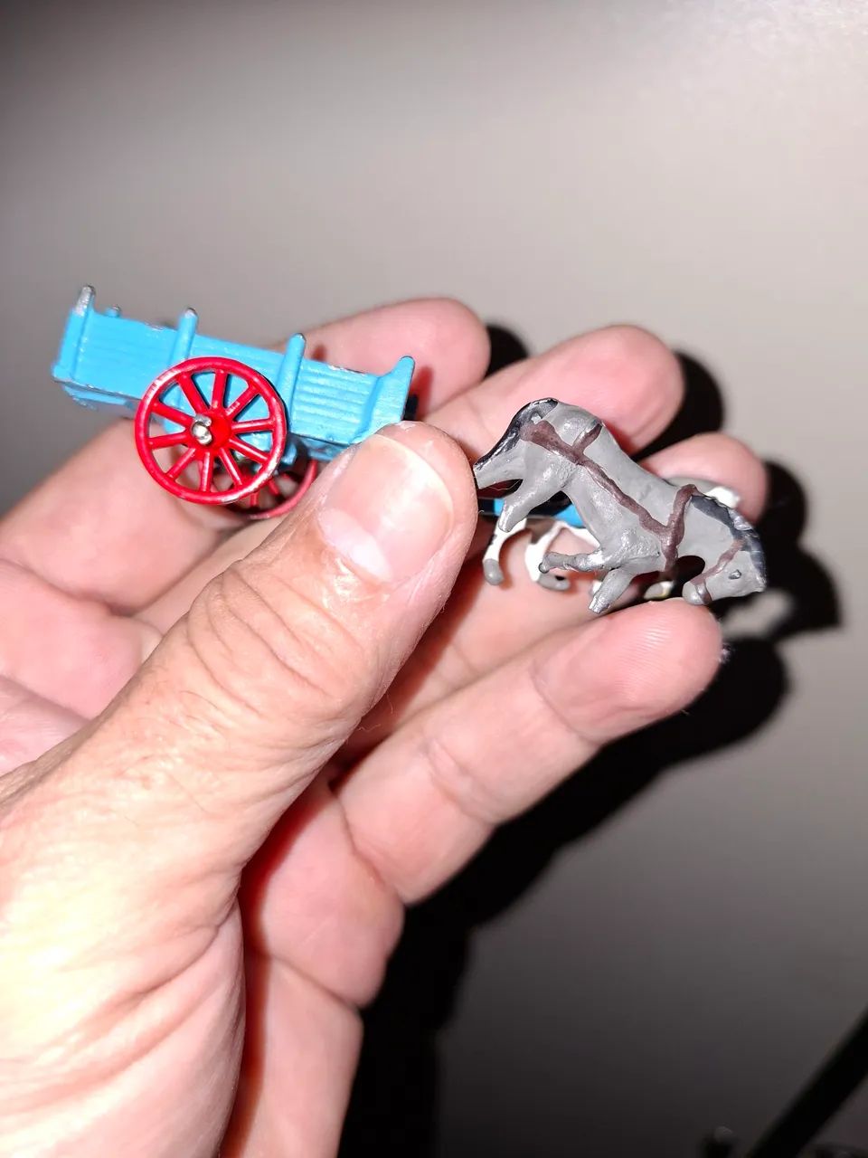Brinquedo antigo mini carroça de chumbo - Foto 3