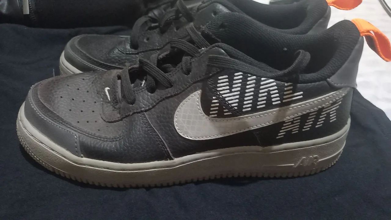 Tênis preto.  Tamanho 37