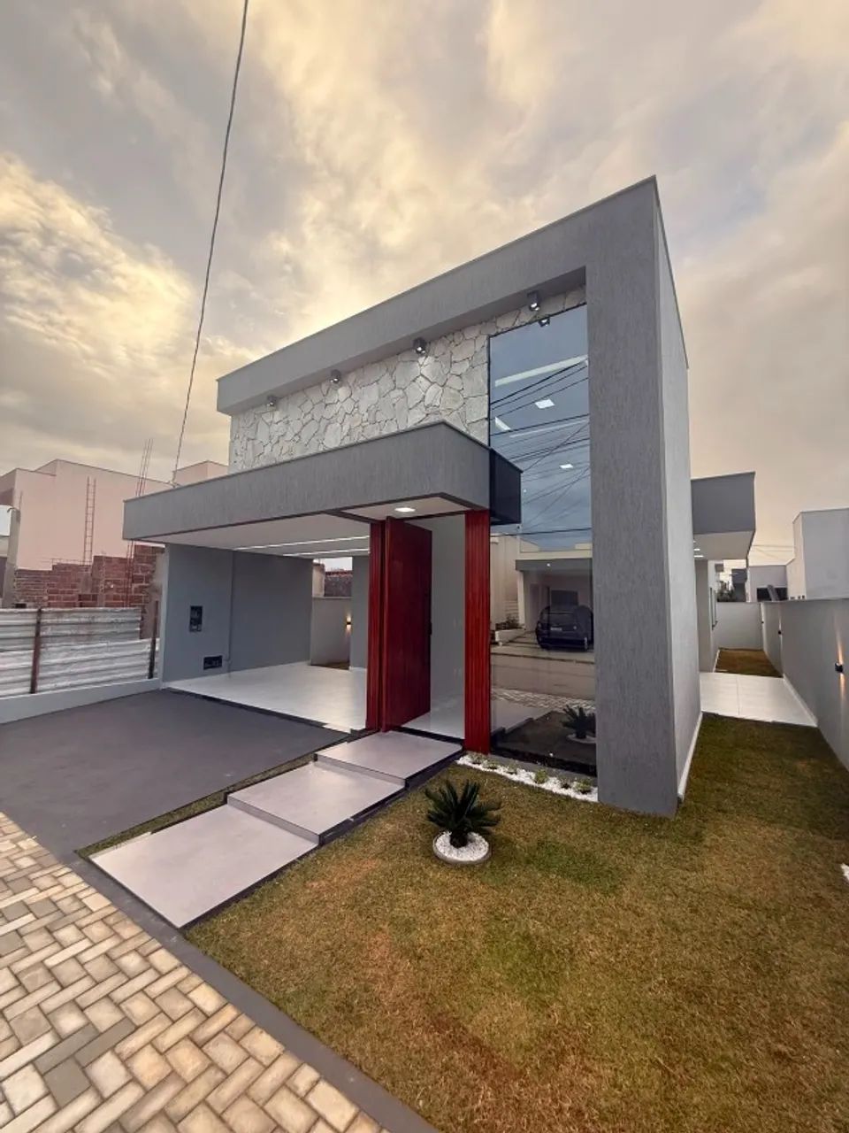 Condomínio Ecoville 1 - Casa Térrea 3/4 com 2 suítes de 120 m², 2 vagas por 680.000,00