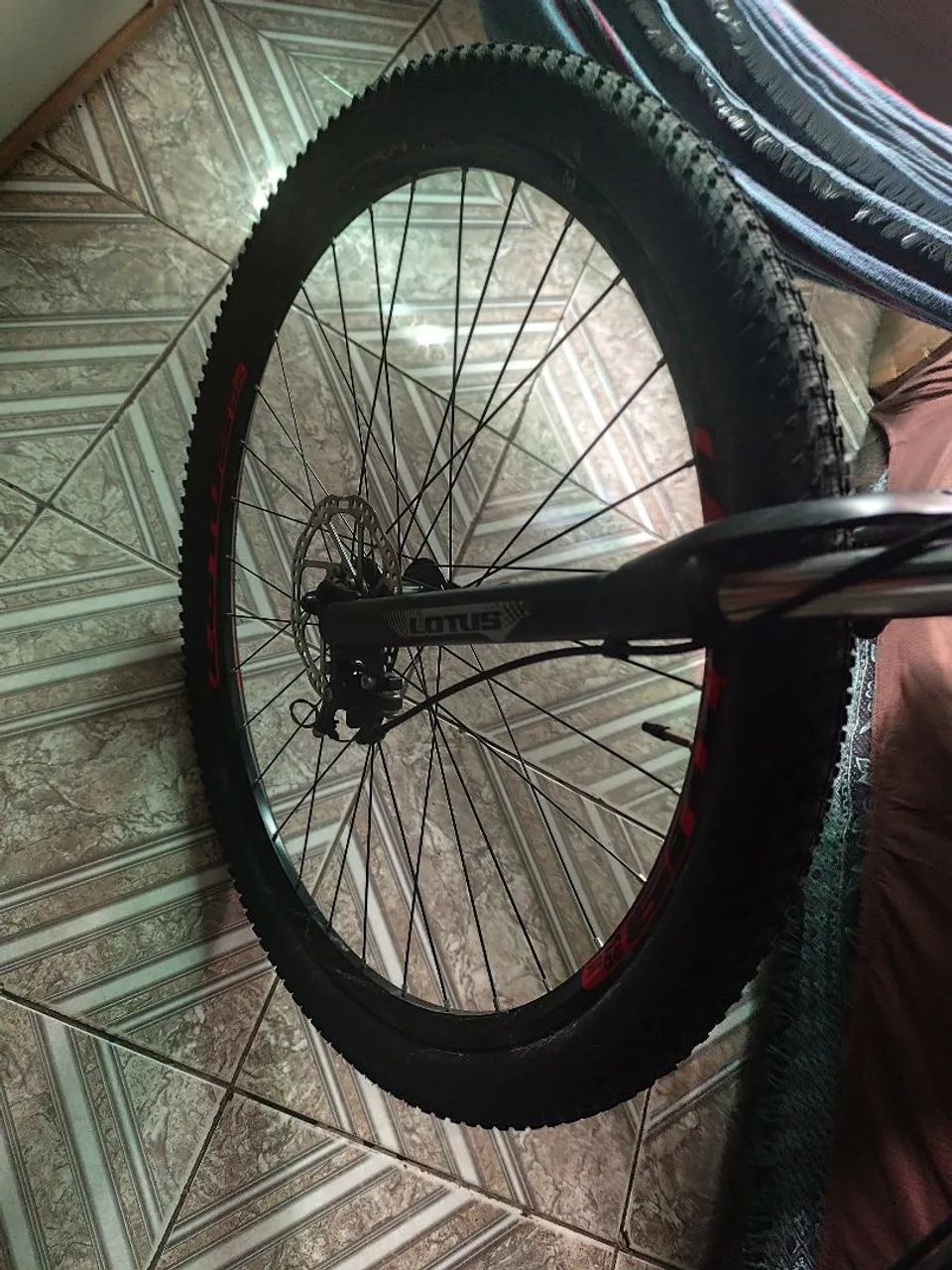 Bicicleta Rin 29 marca Lotus feio de disco e marcha Shimano tem pouco uso  - Foto 5