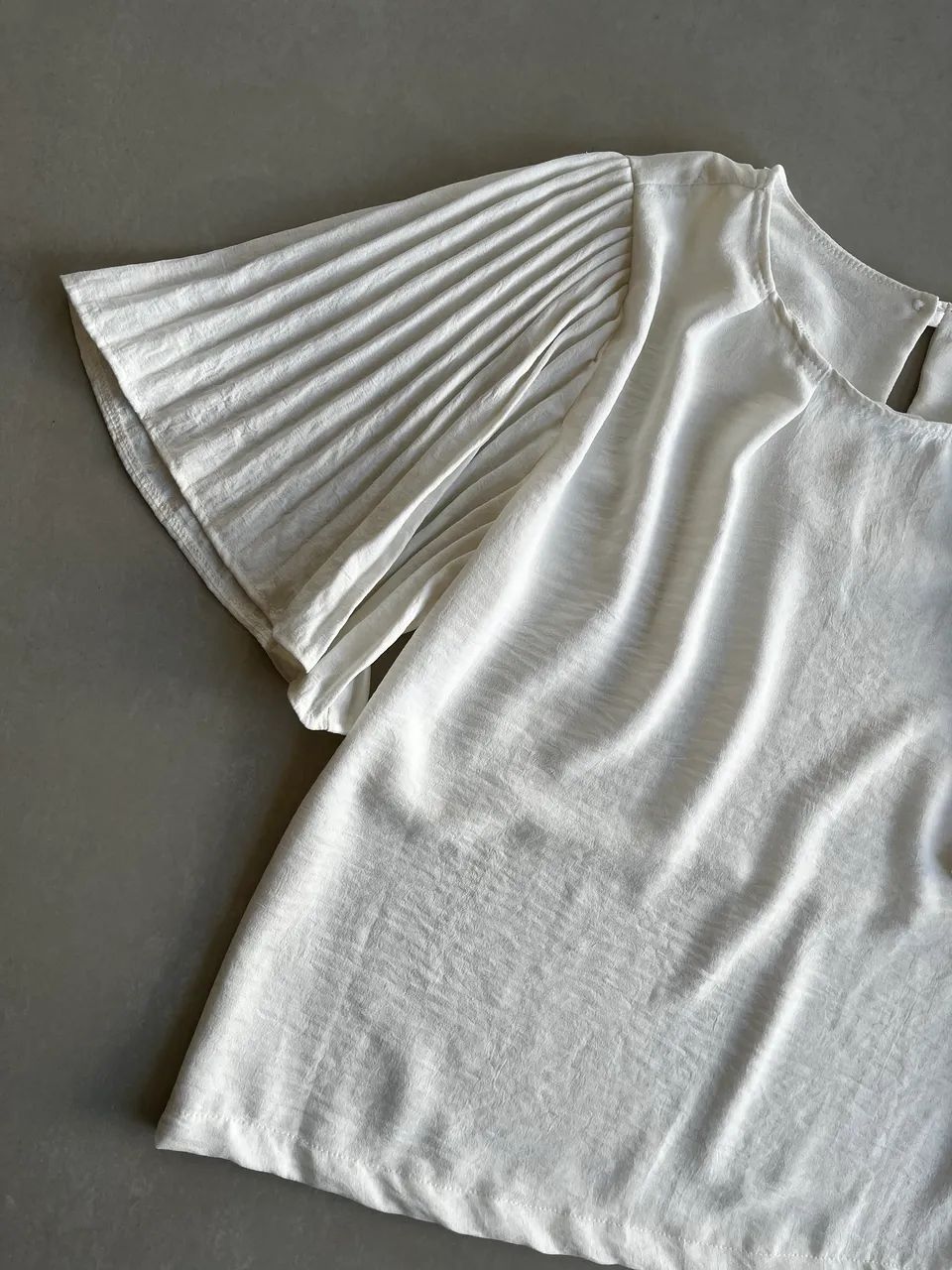 Blusa com mangas plisadas off white- P