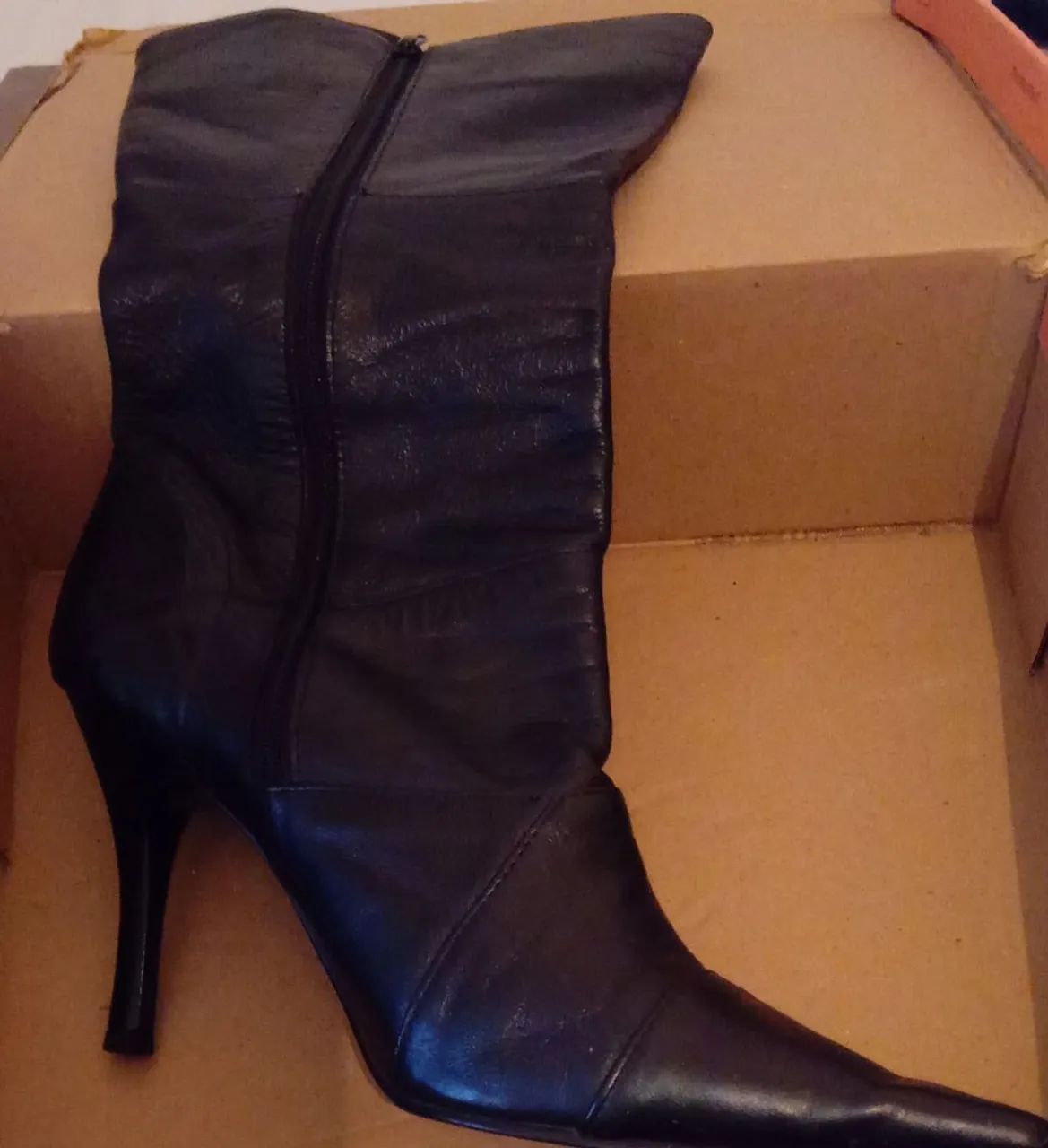 Bota de couro preta, cano médio  - Foto 2