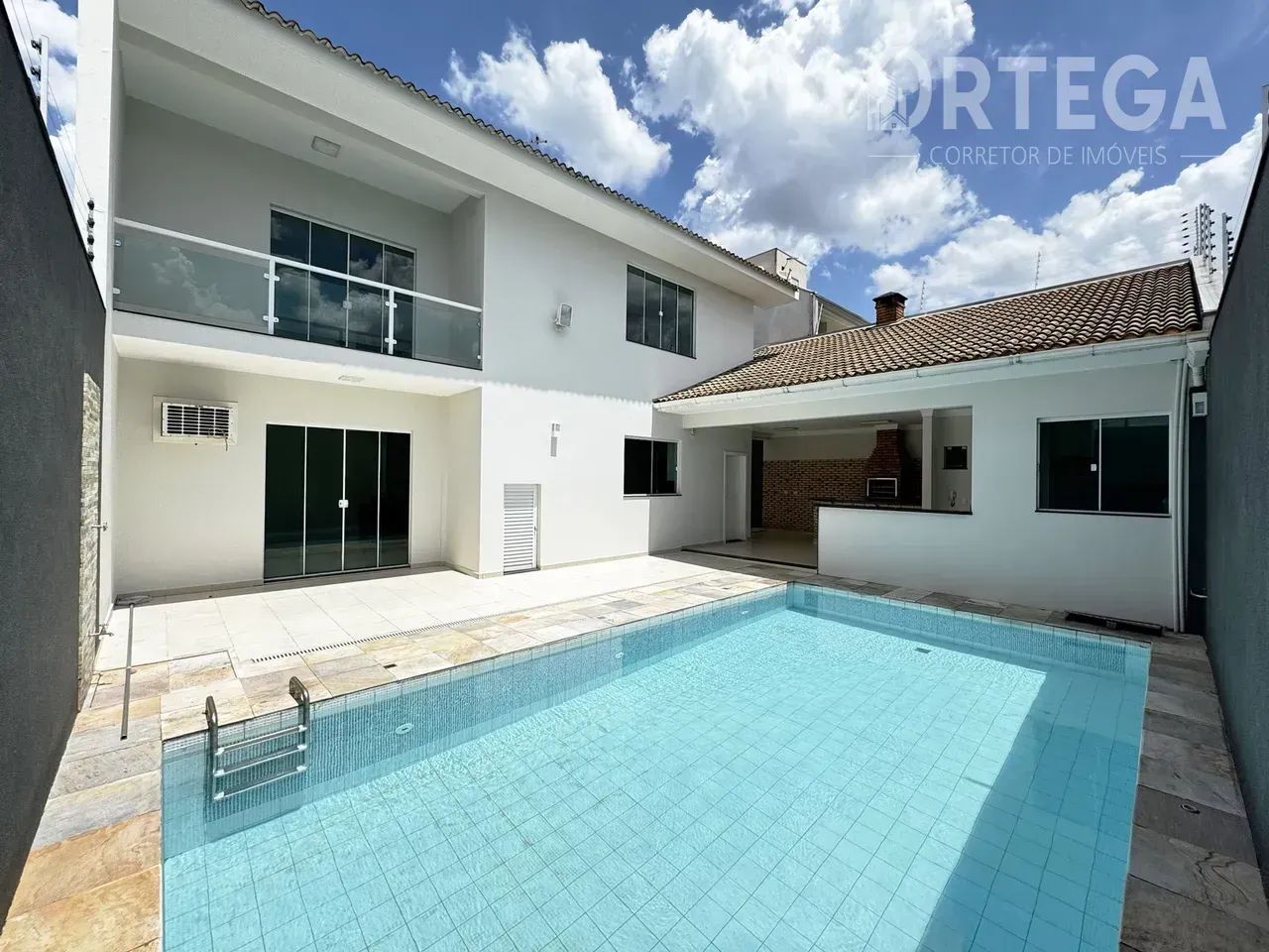 Casa para venda com 4 quartos em  Maringá - PR