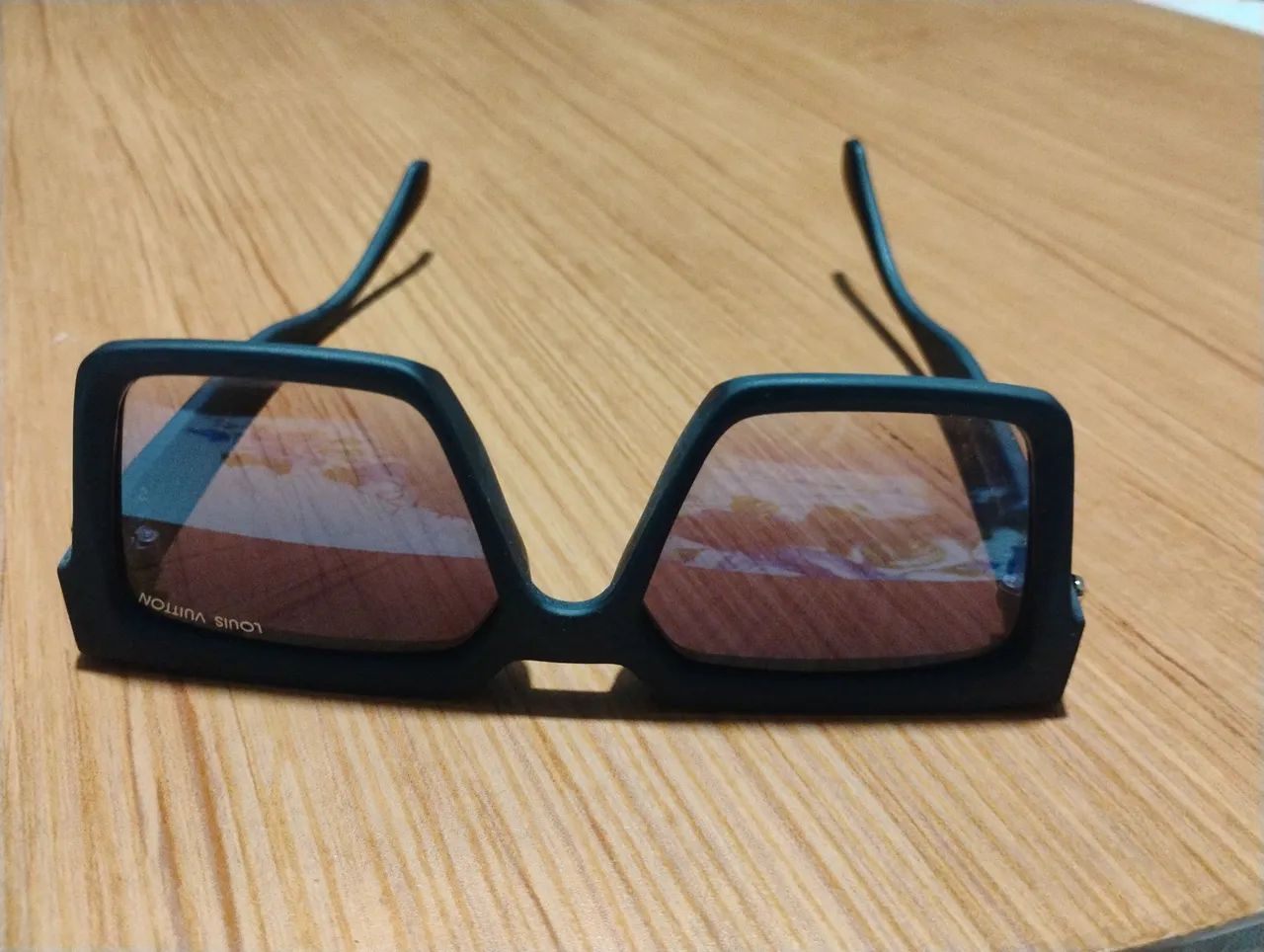 Óculos de sol Louis Vuitton semi novo 