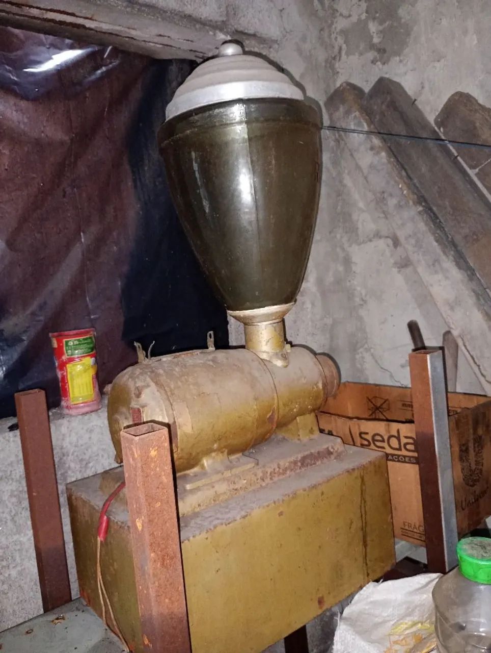 Máquina de moer café antiga - Foto 4