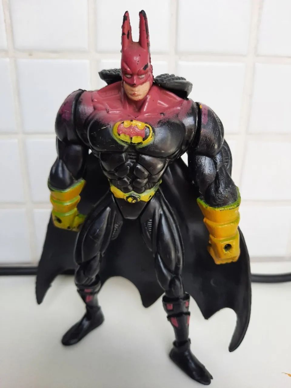 Boneco do Batman musculoso clássico anos 90