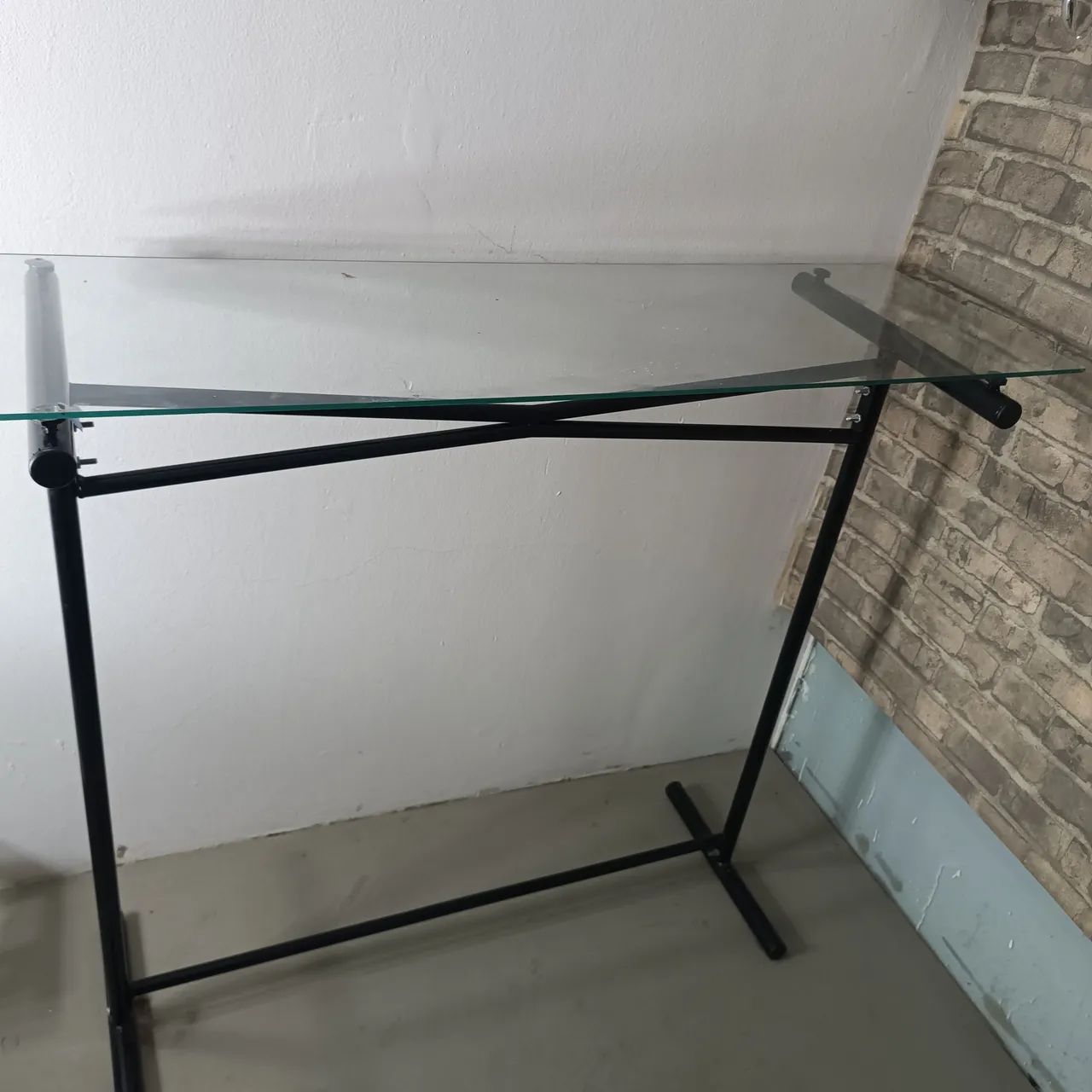 Mesa expositora para loja de roupa