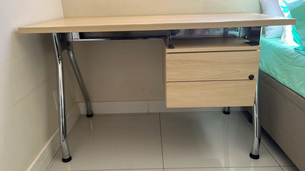 Vendo Escrivaninha / Mesa para Escritório com Gaveteiro - Foto 4