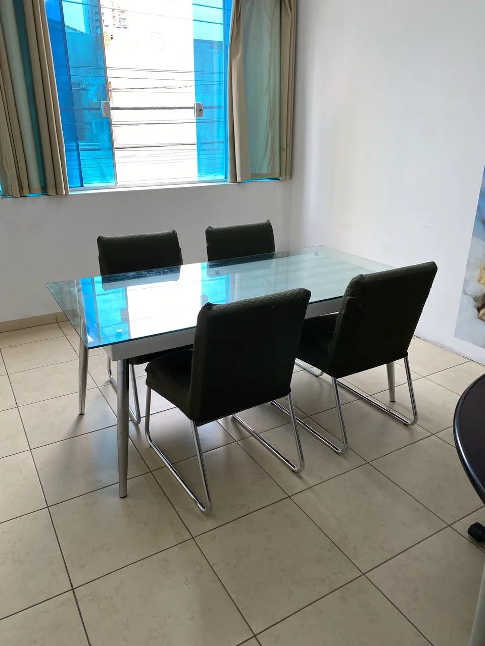 Mesa com tampo de vidro e 4 cadeiras  - Foto 2