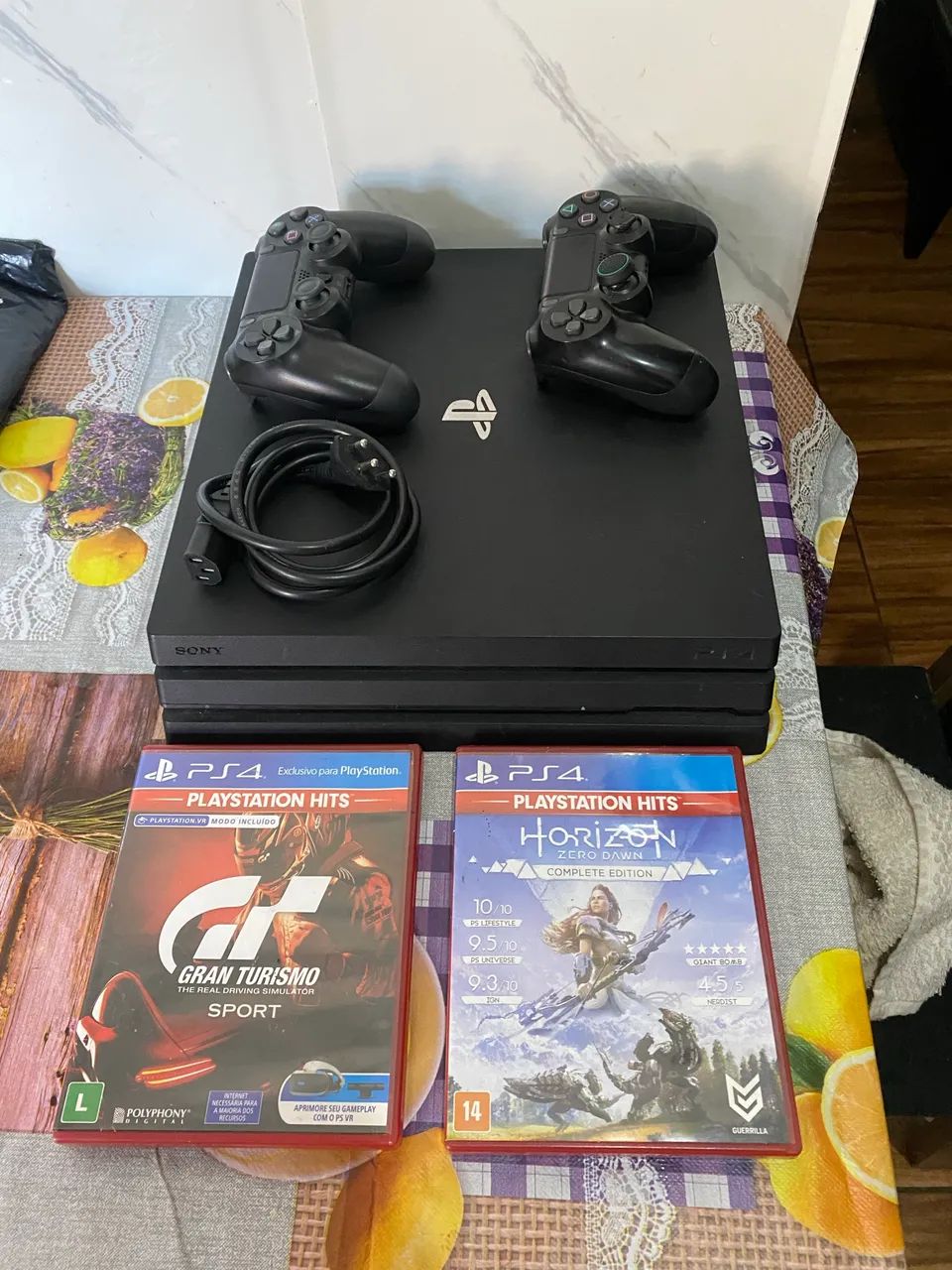 PS4 Pro 1TB + 2 Controles + 2 Jogos