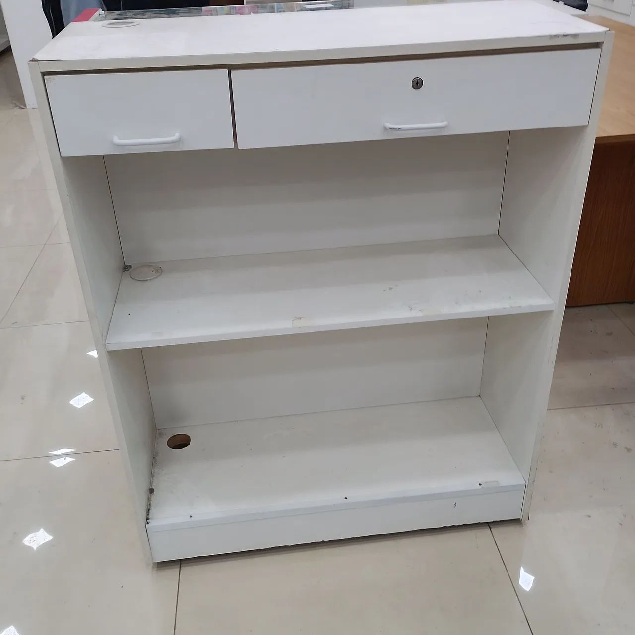 Balcão Vitrine Expositor 4 Prateleiras de Vidro Branco e Vermelho - Foto 3