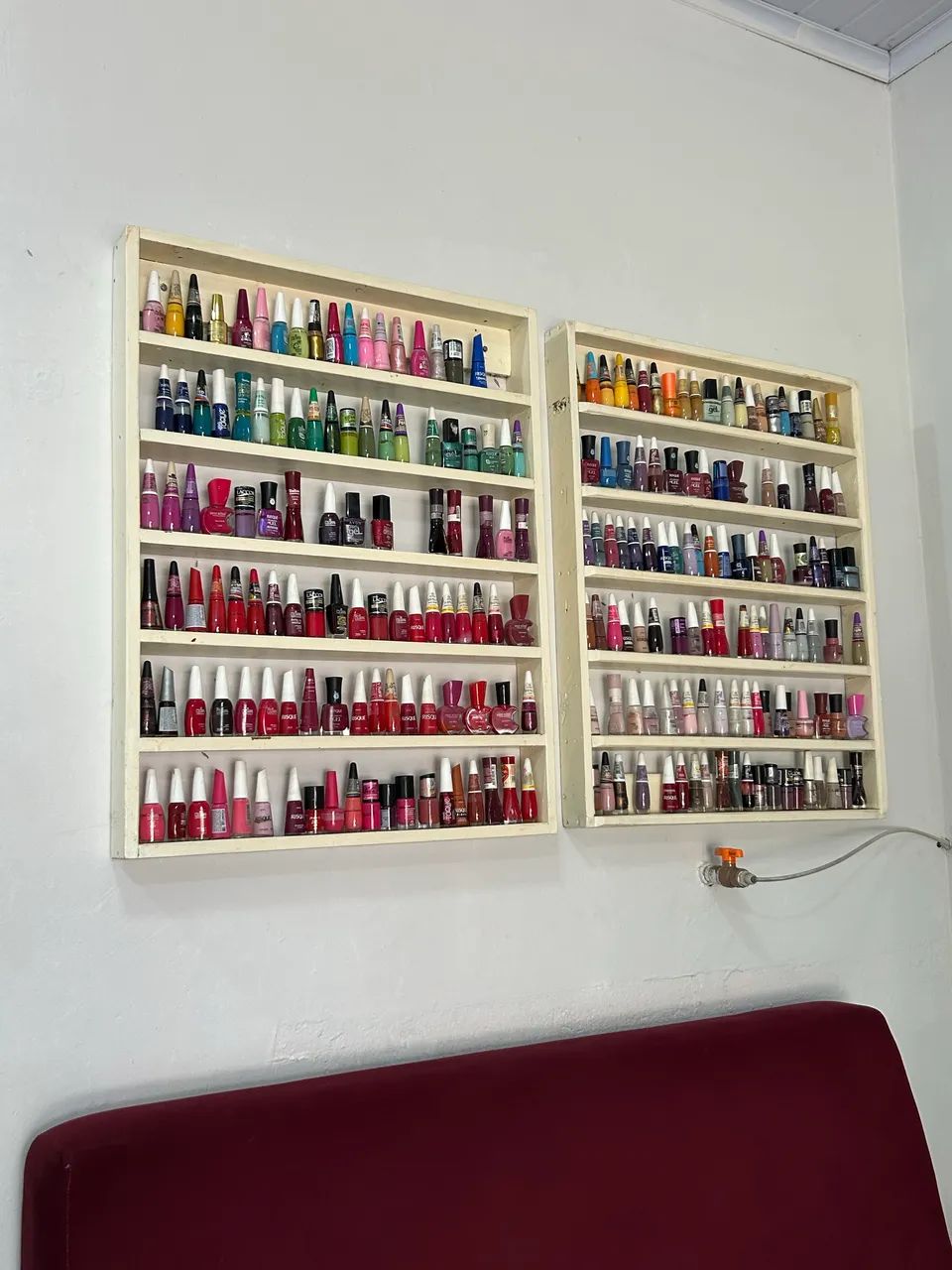 Duas prateleiras de esmalte 