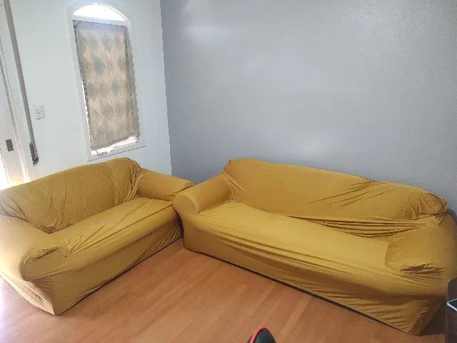 Conjunto de estofados (3 e 2 lugares) com capa, bom estado
