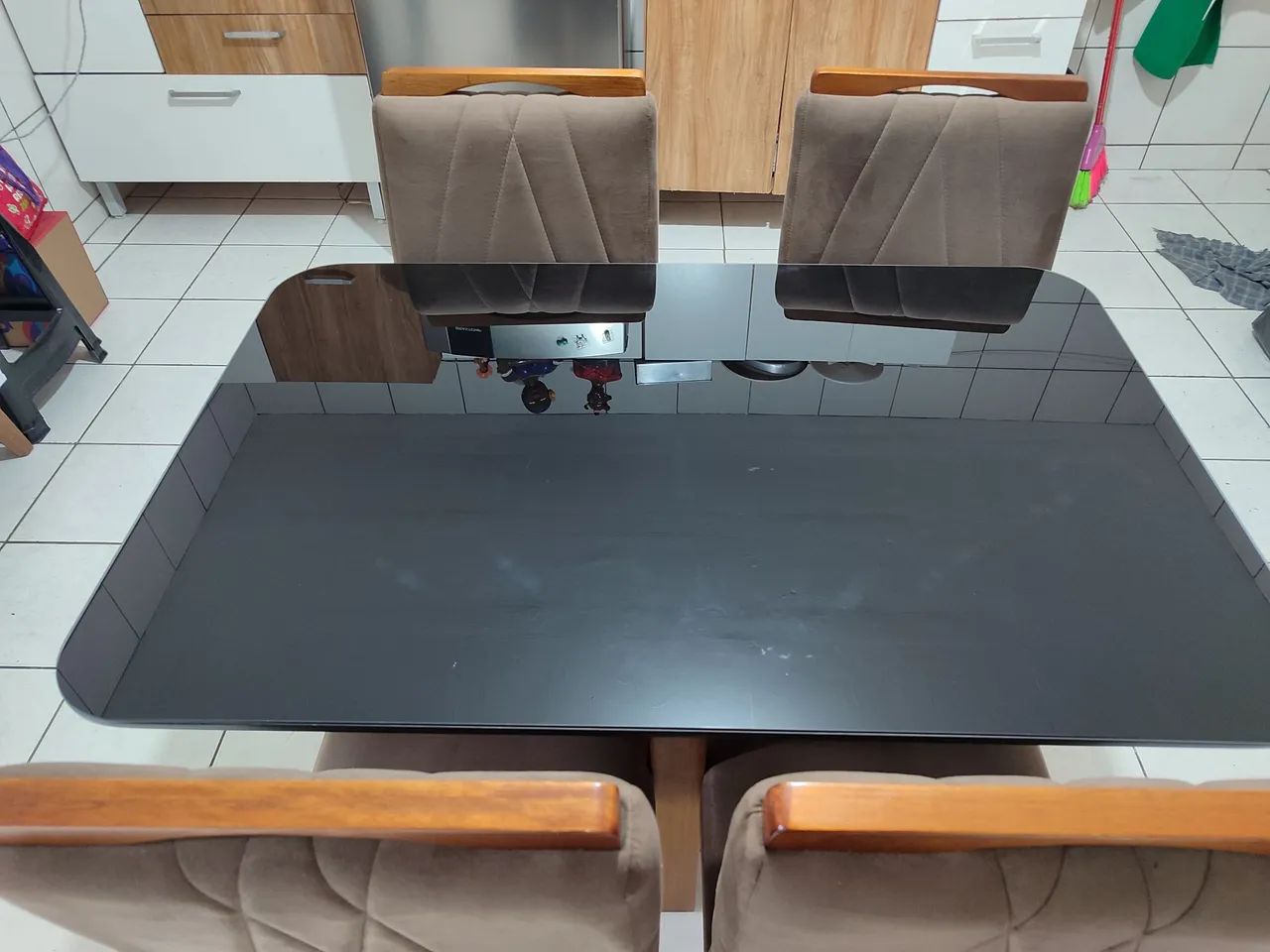 MESA DE JANTAR TAMPO DE VIDRO COM 4 CADEIRAS - Foto 2