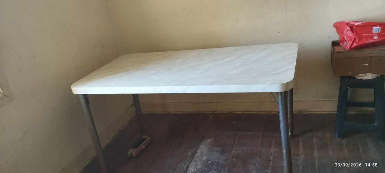 Mesa fórmica pés de ferro