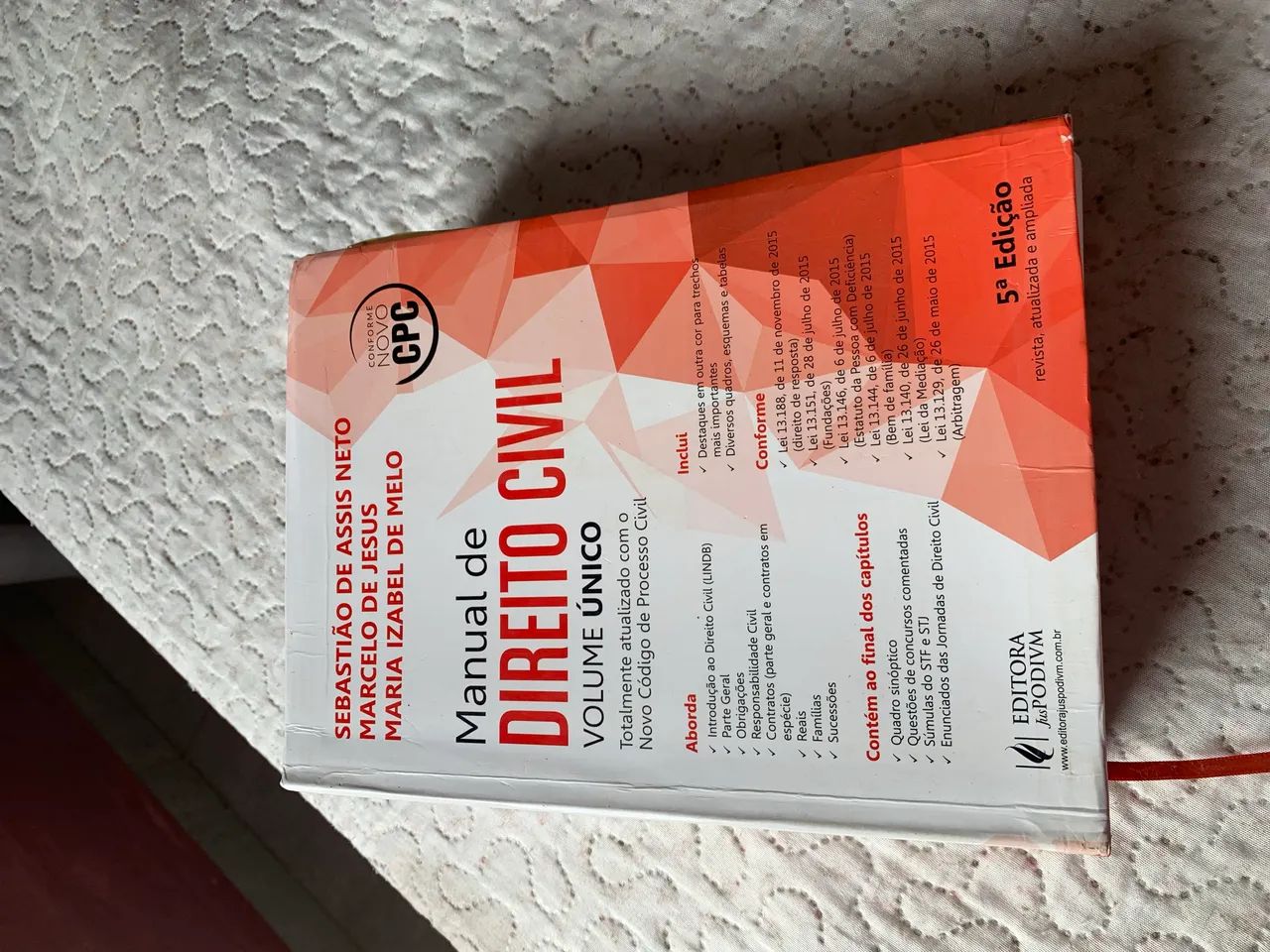 Vende-se livros de direito usados