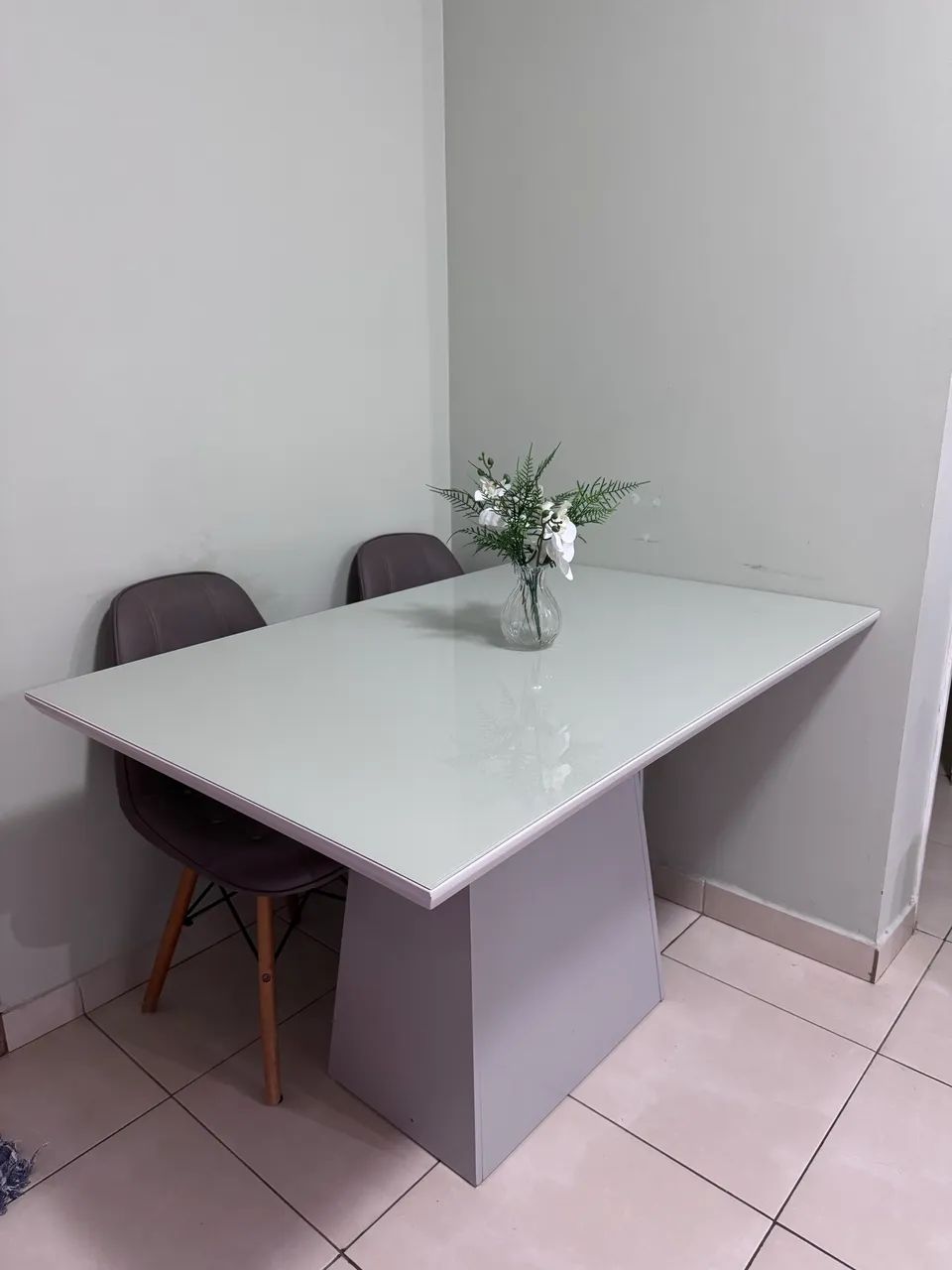 Mesa de Jantar em MDF com 4 Cadeiras - Excelente Estado! 